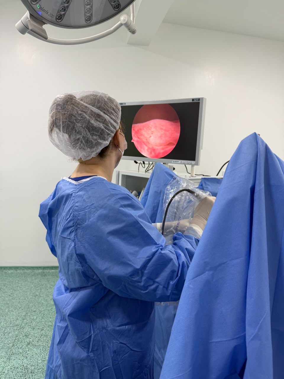 Dra. Iara Tomaz realizando procedimento de histeroscopia em centro cirúrgico