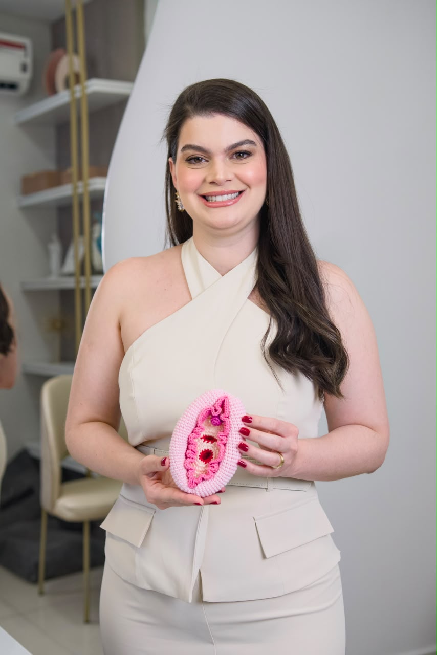 Dra. Iara Tomaz com modelo educativo da anatomia vulvar para orientação sobre glândula de Bartholin